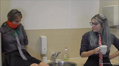 Závislá / svázaná a s roubíkem / dáma v nesnázích